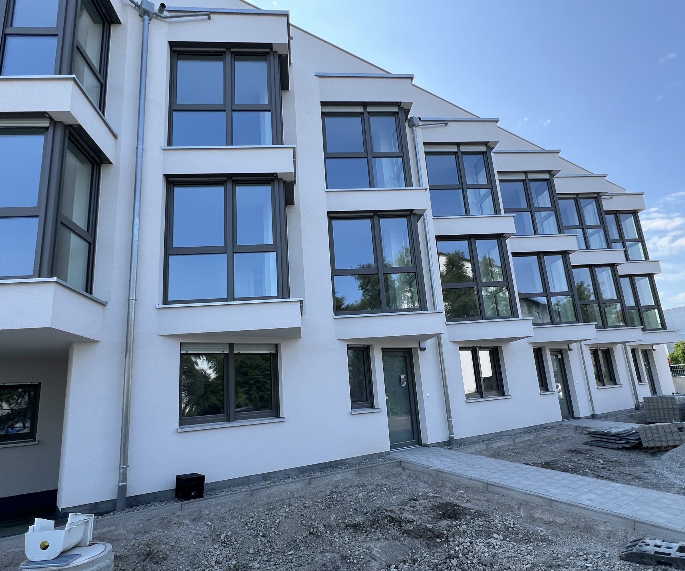 Ein Neubau Mehrparteinhaus mit vielen Fenster