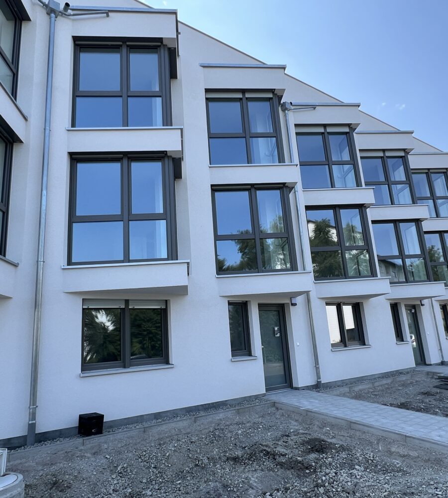 Ein Neubau Mehrparteinhaus mit vielen Fenster