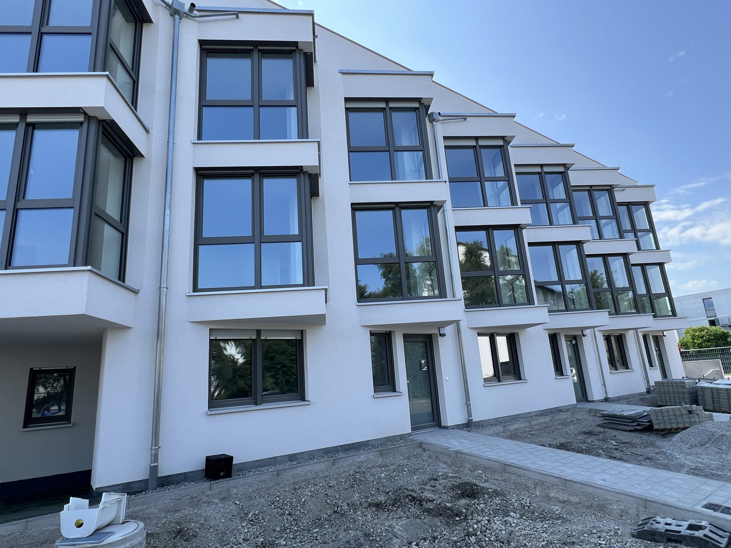 Ein Neubau Mehrparteinhaus mit vielen Fenster